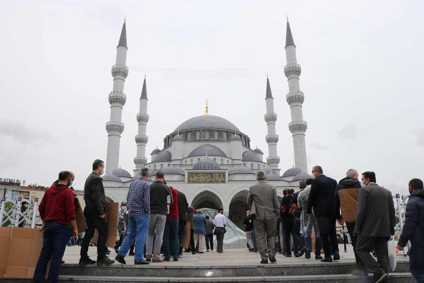 Ankaralılar sosyal mesafeye uyarak Cuma namazlarını eda etti
